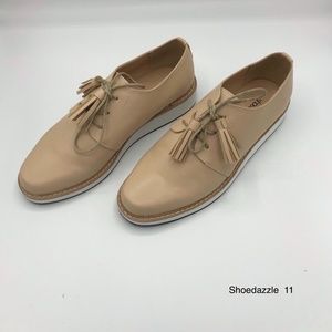 Beige shoes with tassel
